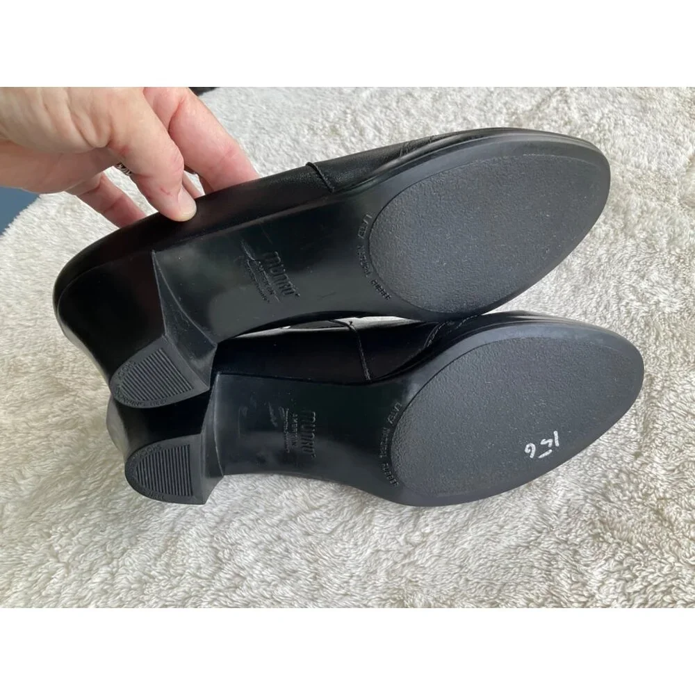 Munro Women's Black Leather Slip-On Heeled WingTip Bootie Size 10